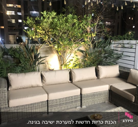 כריות ריפוד על ספת ראטן חיצונית במרפסת